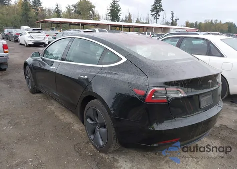 2018 Tesla Model 3 Long Range/Mid Range z USA, uszkodzony, nr VIN 5YJ3E1EA4JF172606